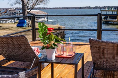 Mabank House | Luxury Lakefront Getaway