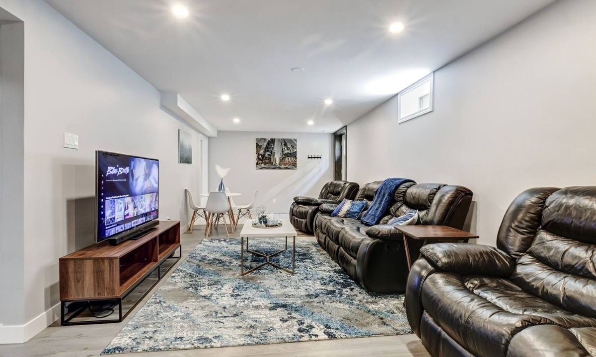 London House | Luxury & private 3 bed basement unit*kitchen*wifi*park*mall