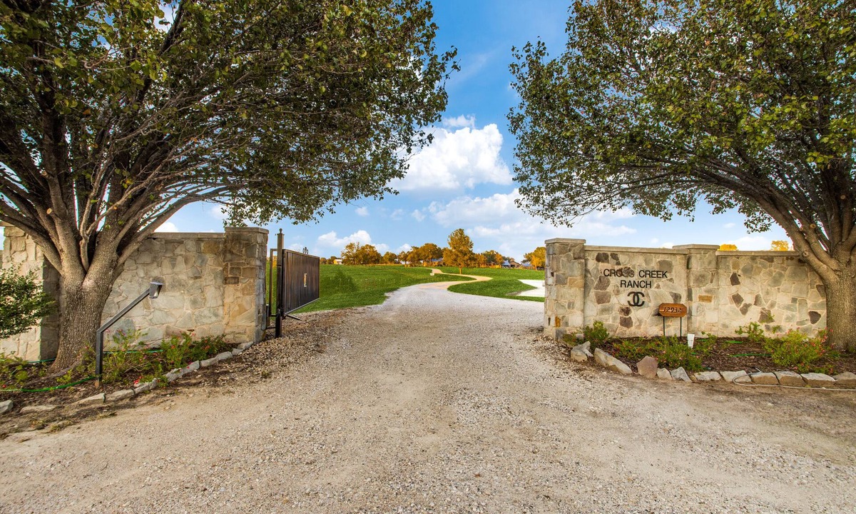 Westminster House | Luxury Ranch Retreat on 100+ Acres Near Dallas w/Pool & Lake Access