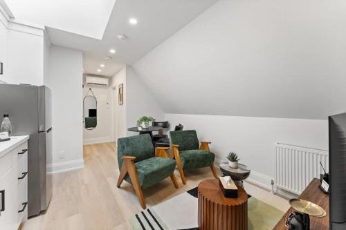 Keelesdale - Eglinton West House | Luxury Suite 1 BR - 1 Bed - Stylish - New Build - Downtown