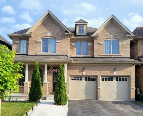 Niagara Falls House | Luxury Suite - Master Bedroom