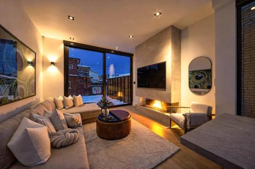 Little Portugal House | Luxury Toronto Home with Rooftop Terrace & Parking