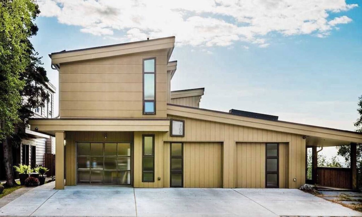 Downtown Anchorage House | M Street Triplex | Full 5BR Compound | 3 Tubs