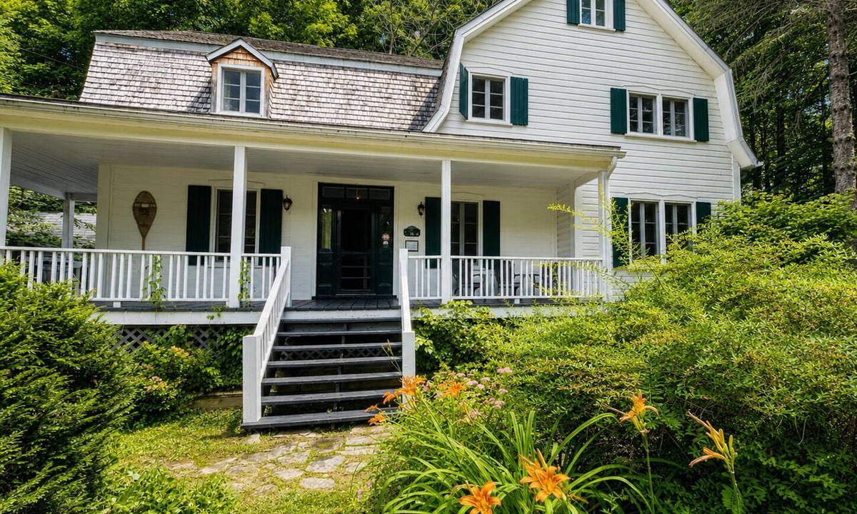 Ste Petronille House | Maison du quai: Heritage Home 1878 with Hot Tub & Fireplace