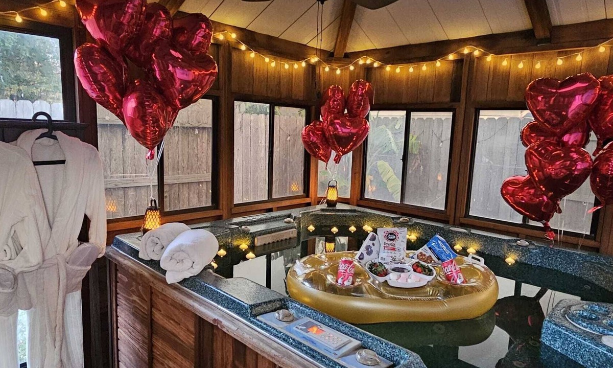 Atascocita House | Maple House Summer Backyard retreat W/Hot Tub, Near IAH