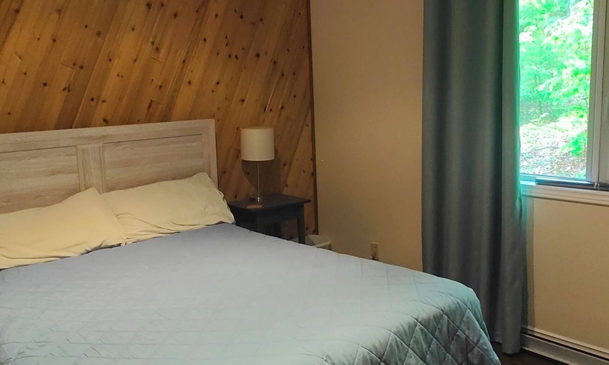 Rosseau Cottage | Marvelous 4-bedroom lake front cottage in Rosseau