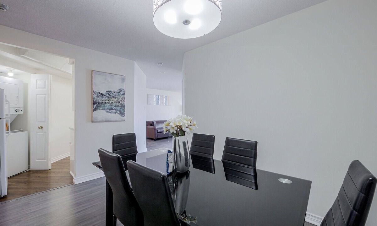Bay Street Corridor Apartment | MASSIVE 2Bed 2Bath Bay St. Condo w. 2 Balconies/Patios & FREE Parking SLEEPS 7