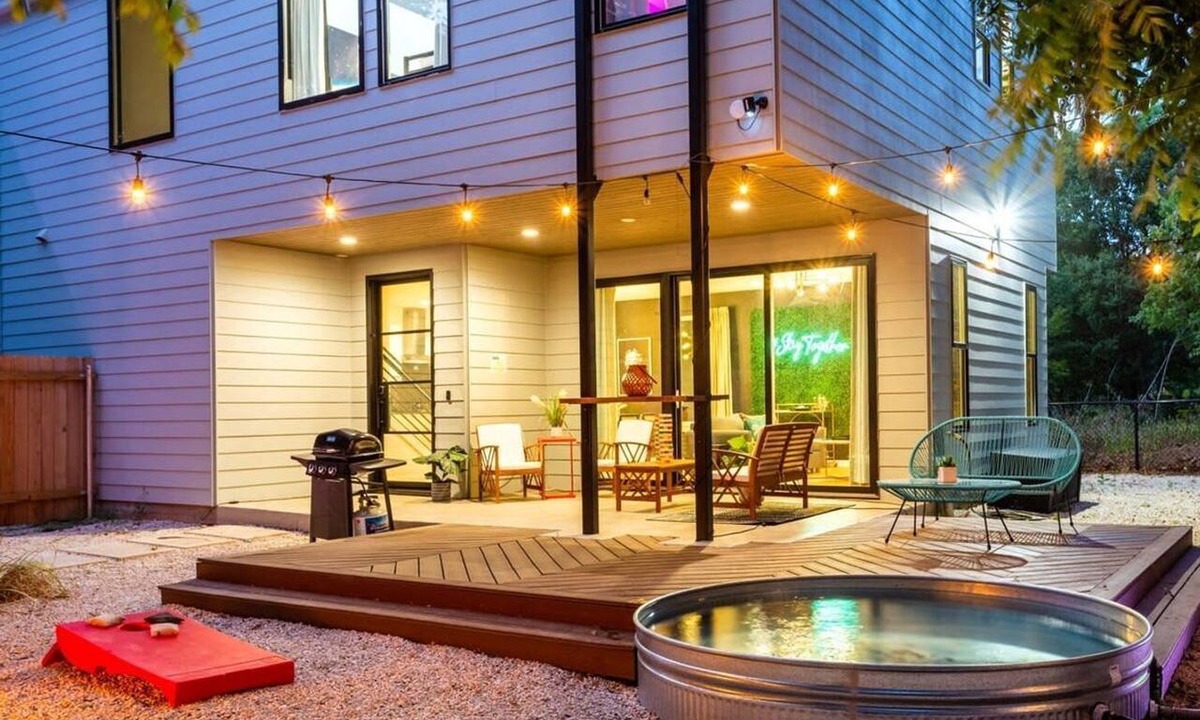 Govalle House | Massive Compound w Pool & Hot tub, Near Rainey St