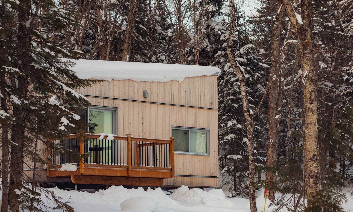Notre-Dame-Auxiliatrice-de-Buckland Ski Chalet | Micro-Cabine in the Mountains | Solstice 6