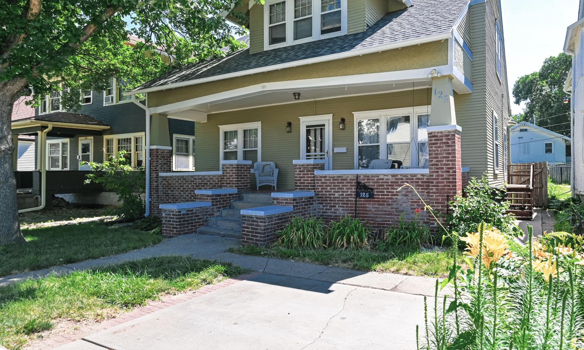 Midtown Crossing House | Midtown Manor: Full Kitchen + A/C + Backyard + Washer & Dryer