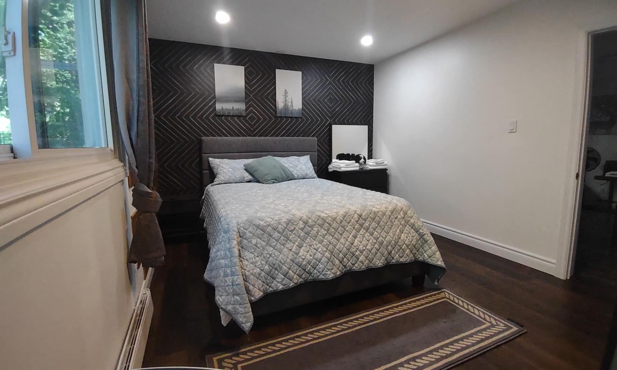 Niagara Falls House | Min walk to Falls, all Attractions. 3 over size Brs,4 bed 2 sofabed Large Patio