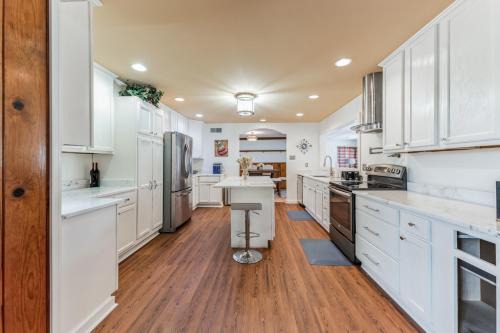Whitehaven House | Mins to Graceland Secluded Rambling Ranch Style Home
