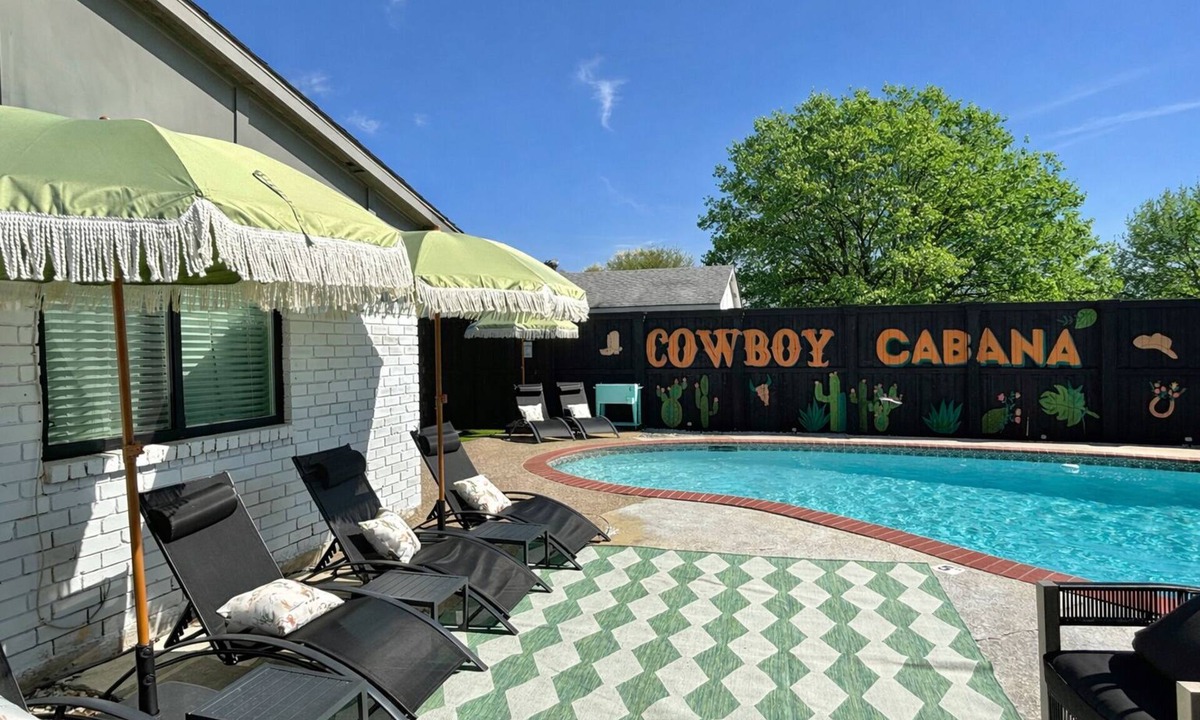 Grand Prairie House | mins to stadium~Cowboy themed~pool~golf~fire pit~outdoor projector~games~arcade