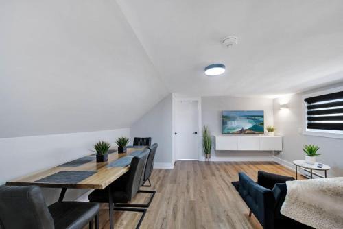 Welland Apartment | Modern 1 Bdrm with Laundry, BBQ, Deck