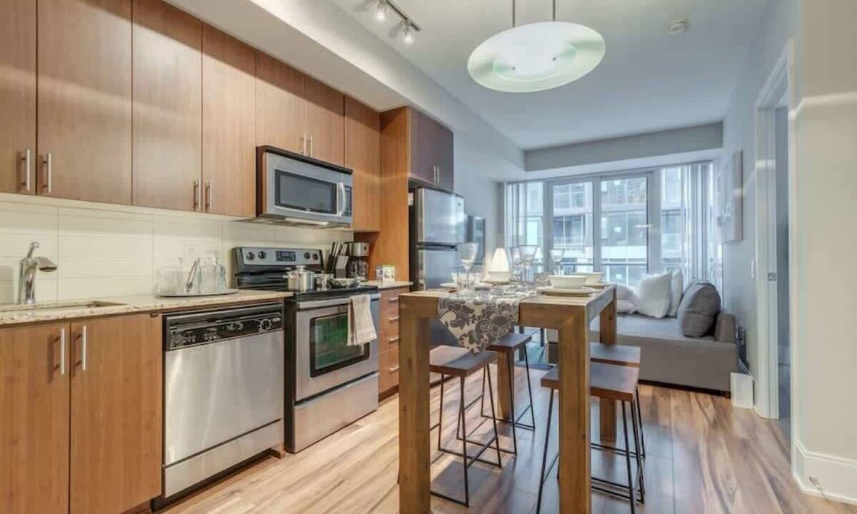 Wellington Place Apartment | Modern 1BR Downtown Condo near everything,Sleeps 4