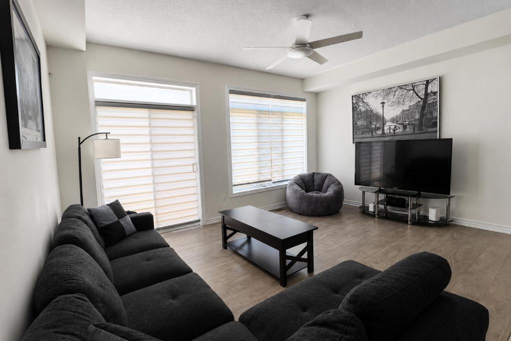 Alcona Apartment | Modern 2-Bedroom Smart Home with Free Parking, Laundry, Ping-Pong & Private Backyard - Steps to Shops & Restaurants, 6 Mins to Innisfil Beach Park - Perfect for Families & Couples!