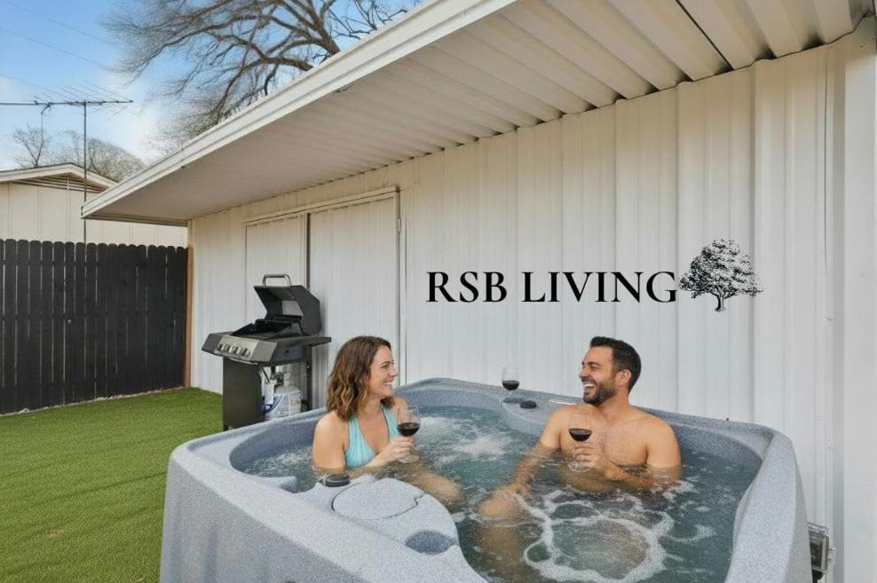 Haltom City Apartment | Modern 2BR Unit Hot Tub Outdoor Lounge