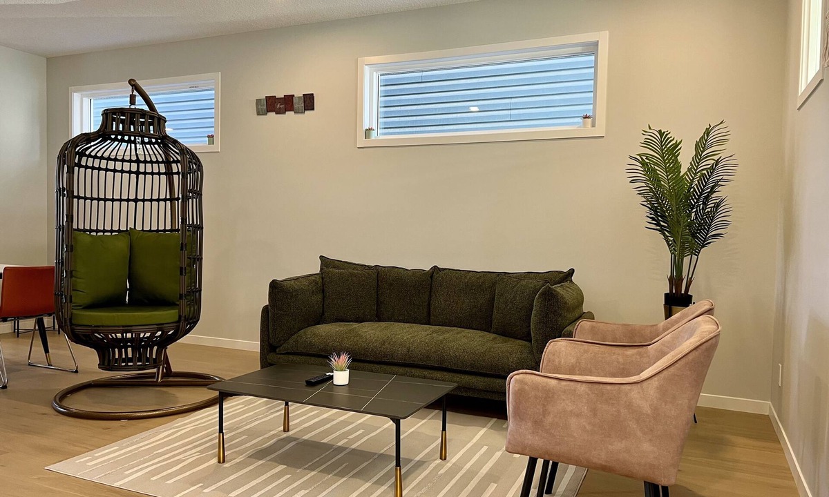 Southeast Calgary House | Modern 3BR | Bonus Room | Office | A/C, Smart TVs, Parking