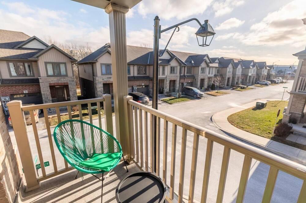 Stoney Creek Apartment | Modern 3BR House Steps to the Beach