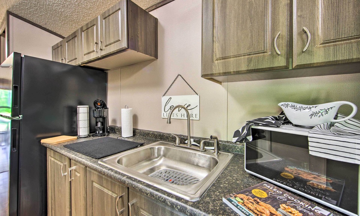 Alba Apartment | Modern Alba Tiny Home Near Lake Fork Boating!