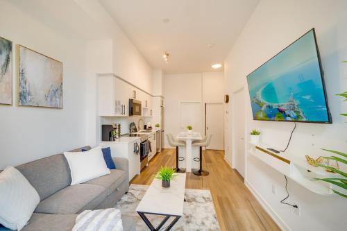 Kitchener Apartment | Modern and Cozy in Central KW with Gym