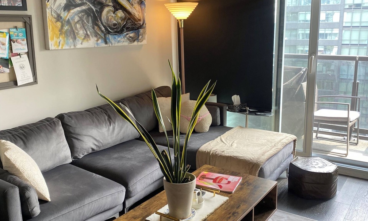 Corktown Condo | Modern Artistic Loft 5 minutes to Distillery District. Pet-Friendly!