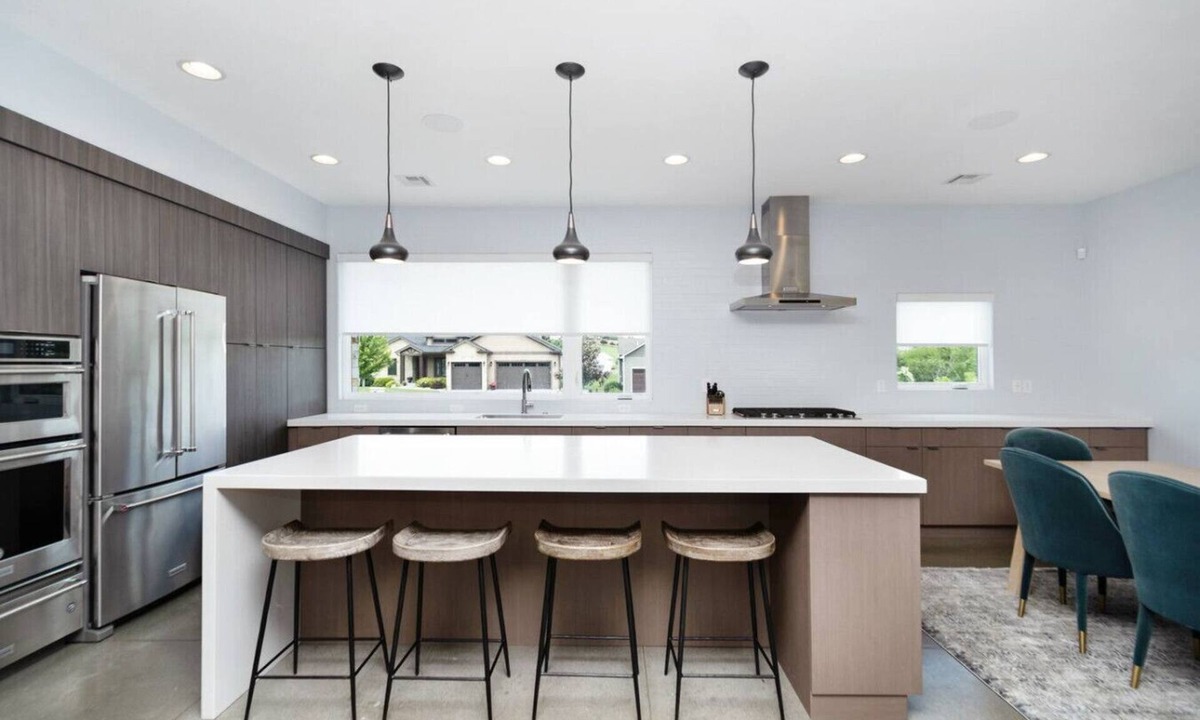 Manhattan House | Modern Back 9 Retreat, Walk to Golf, Double Shower