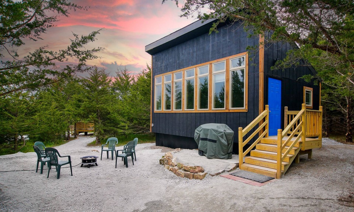 Ashland Cabin | Modern Cabin. Communal Sleeping - 2 Queen Beds + Full Trundle