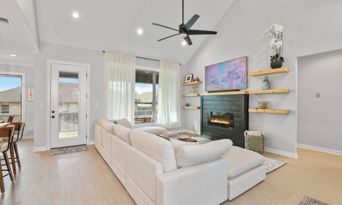 Longview House | Modern Comfort: Cozy 3BR Family Home in Longview!