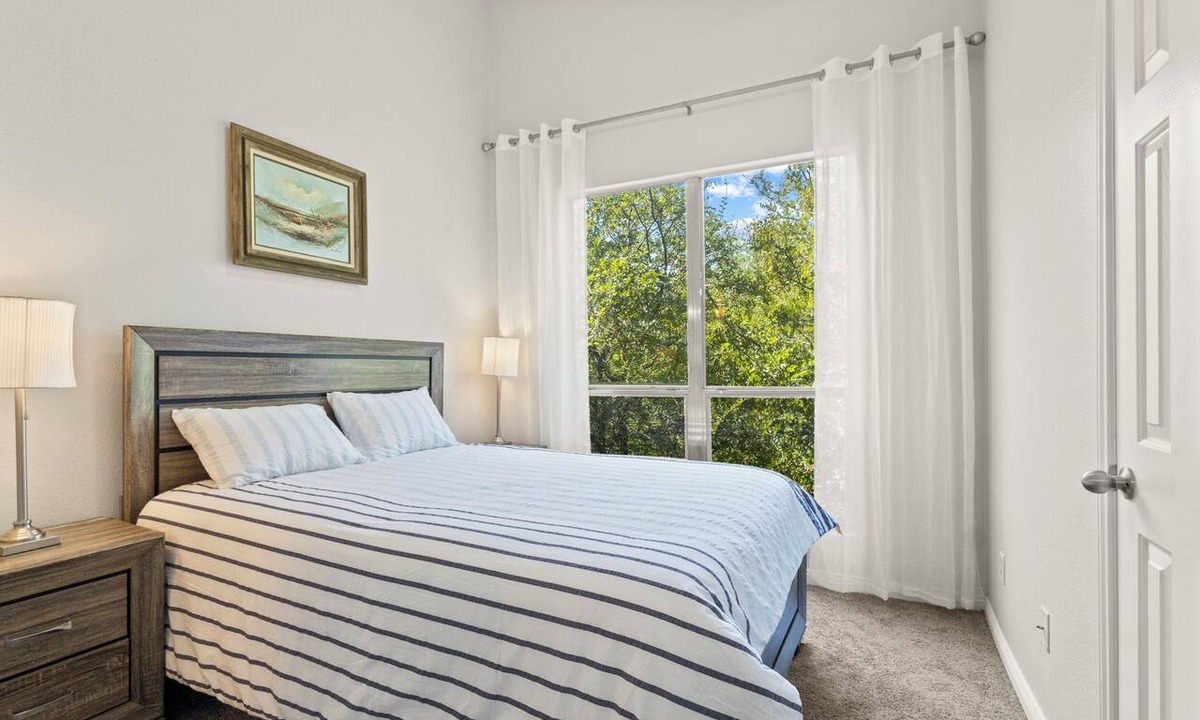Central Arlington Condo | Modern Condo, 6 Mins to Stadium, Sleeps 6