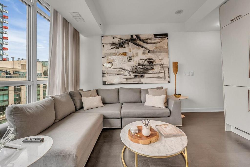 Downtown Toronto Apartment | Modern Condo Sleeps 4 Near Union MTCC ACC Downtown