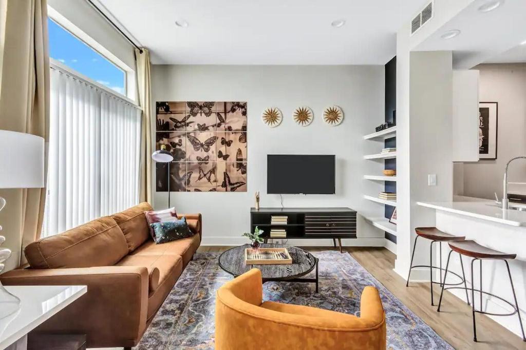 Deep Ellum Apartment | Modern CozySuites with pool, gym, parking! #05