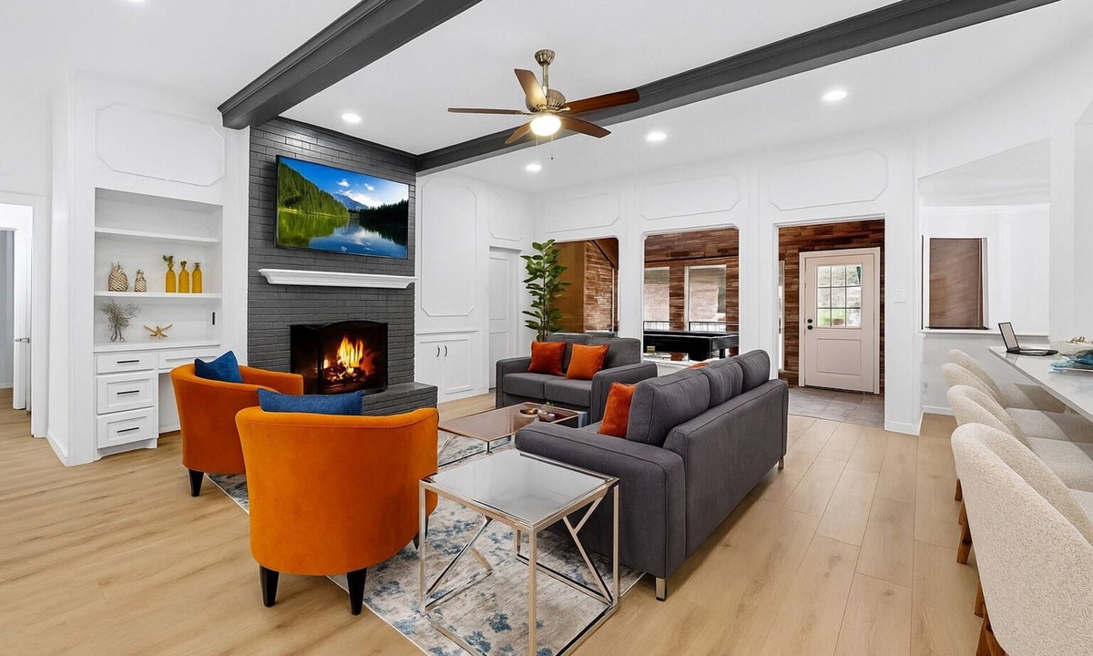 Southwest Carrollton House | Modern Design & Chef's Kitchen & Spacious &Stylish