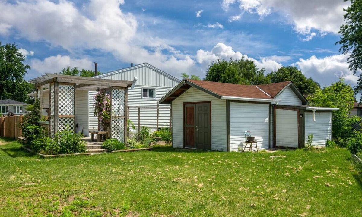 Hamilton House | Modern design conveniently mins to hwy + amenities
