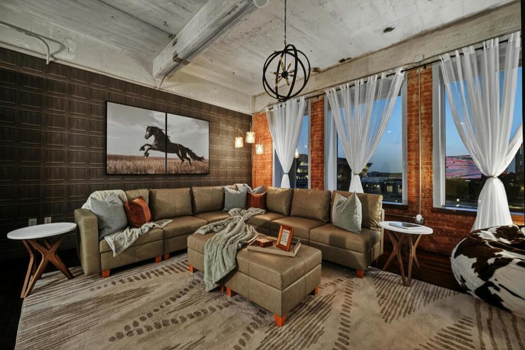 Downtown Dallas Apartment | Modern Downtown Dallas Retreat with Parking, Pool, Gym