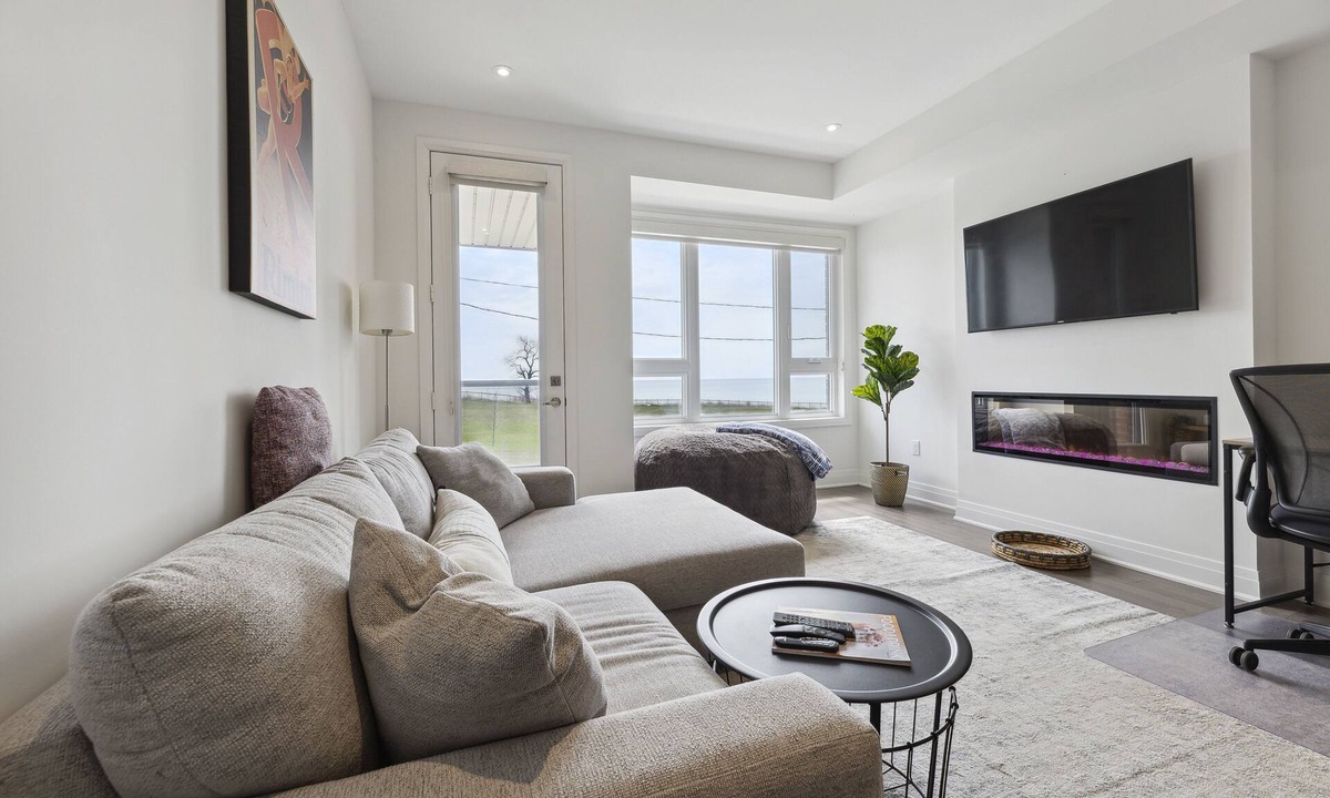 Clarington House | Modern Furnished Lakefront Townhome