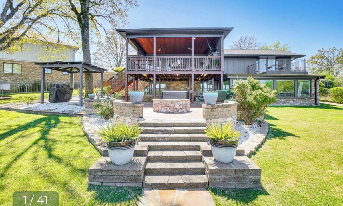 Lake Hamilton House | Modern Lakefront Property