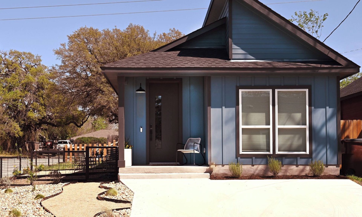 Lockhart House | Modern Lockhart Retreat. BBQ, Near Austin & COTA. Sleeps 6