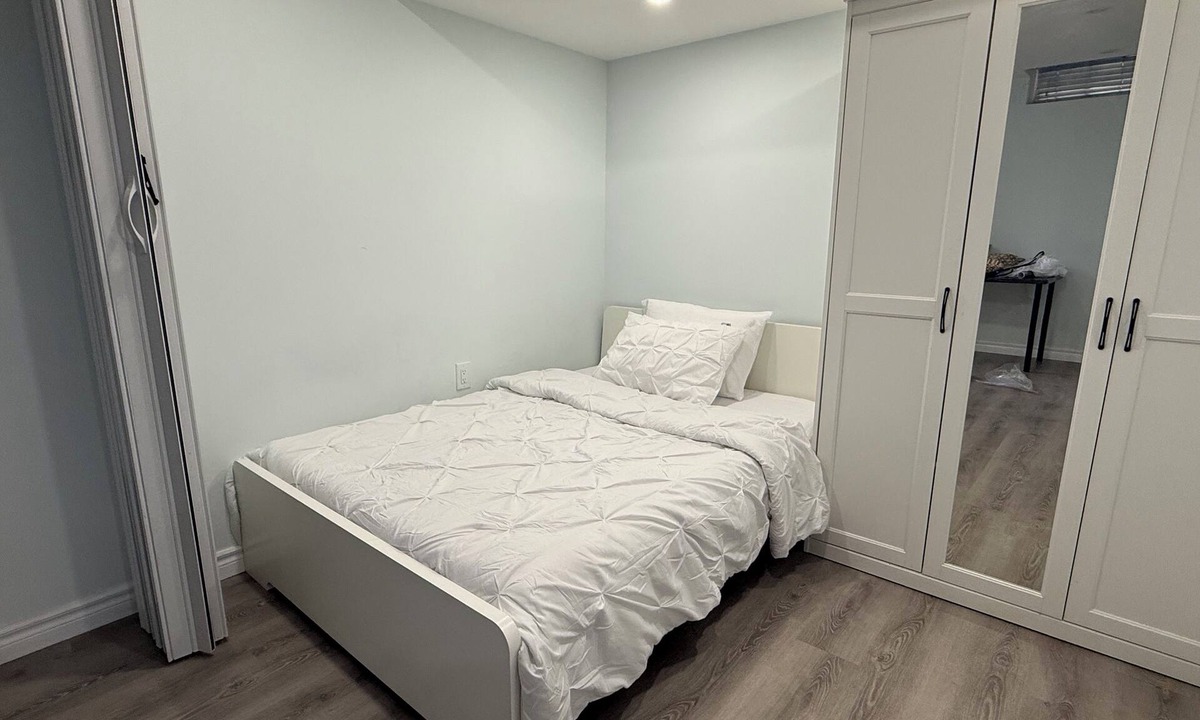 Mississauga House | Modern Luxury Private Suite 1 Den 1 Bath Parking