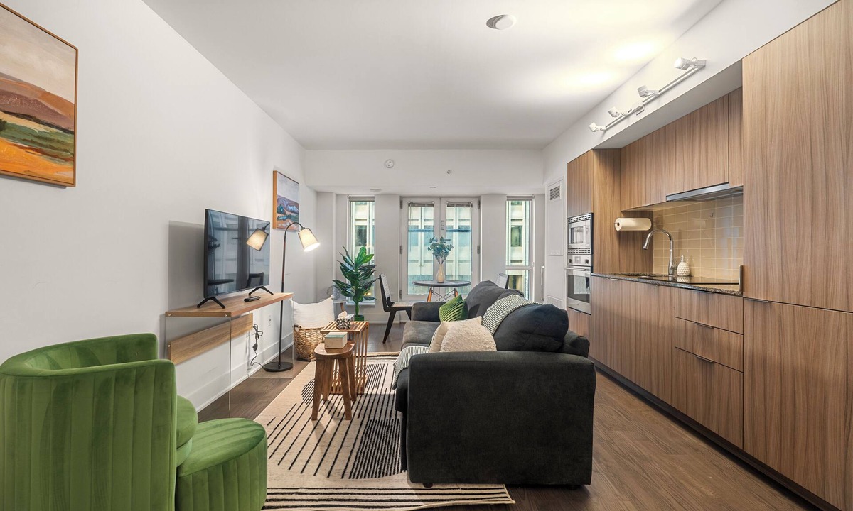 Bay Cloverhill Condo | Modern Luxury Suite with King Bed in Downtown T.O.
