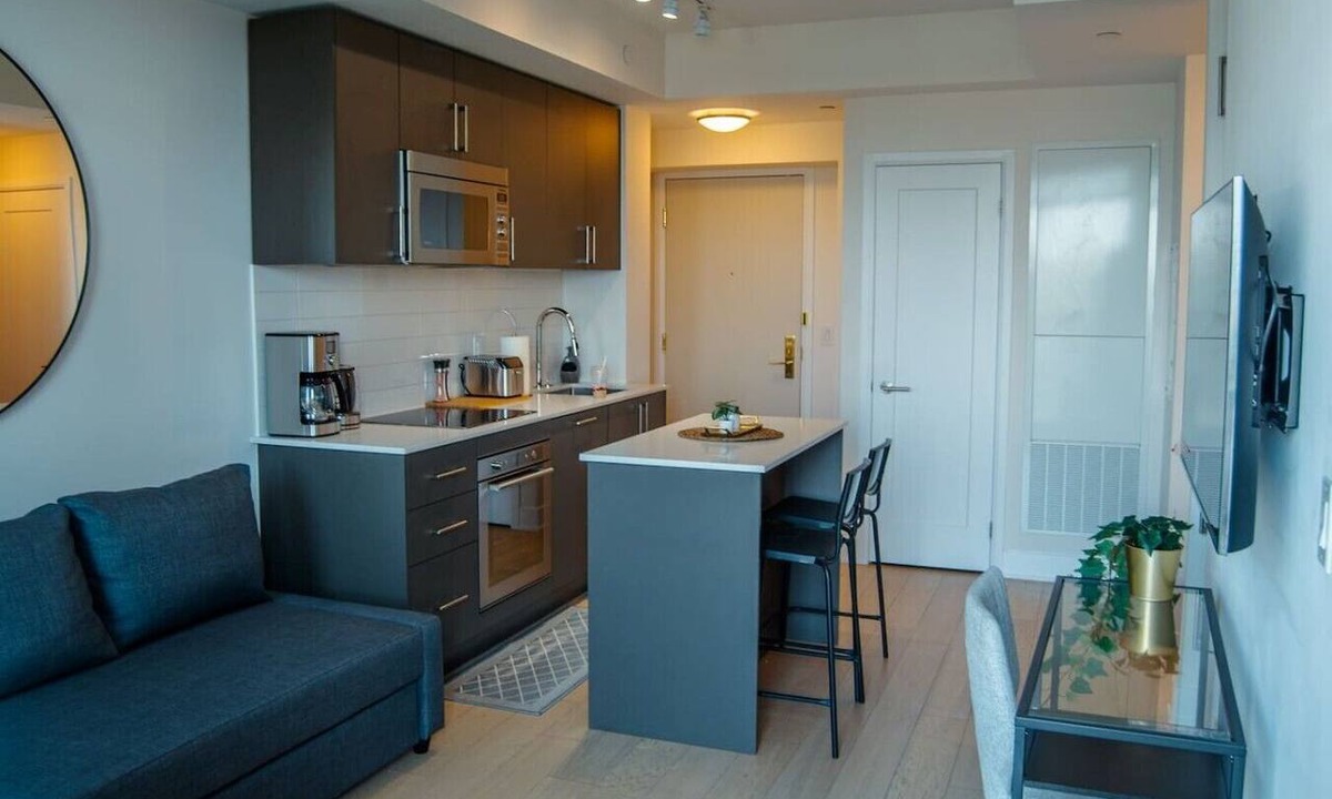 Bloor-Yorkville Apartment | Modern & Neat Condo in Yorkville