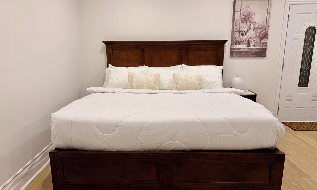 Niagara Falls House | Modern Niagara Home | 1 Bedroom, 1 Bath, Kitchen & Free Parking