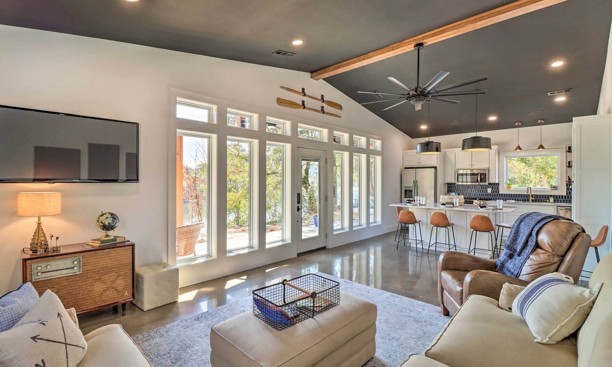Lone Rock House | Modern Norfork House w/Patio on White River!