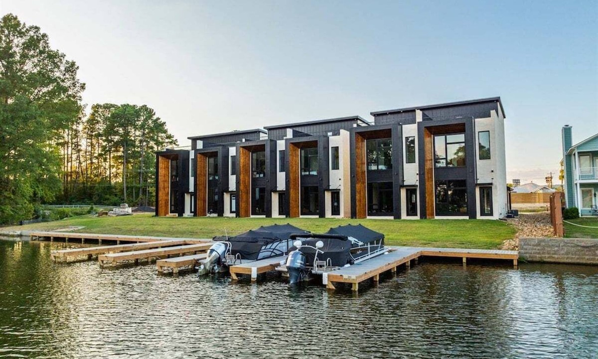 Piney House | Modern Retreat with Rooftop and Lake Access