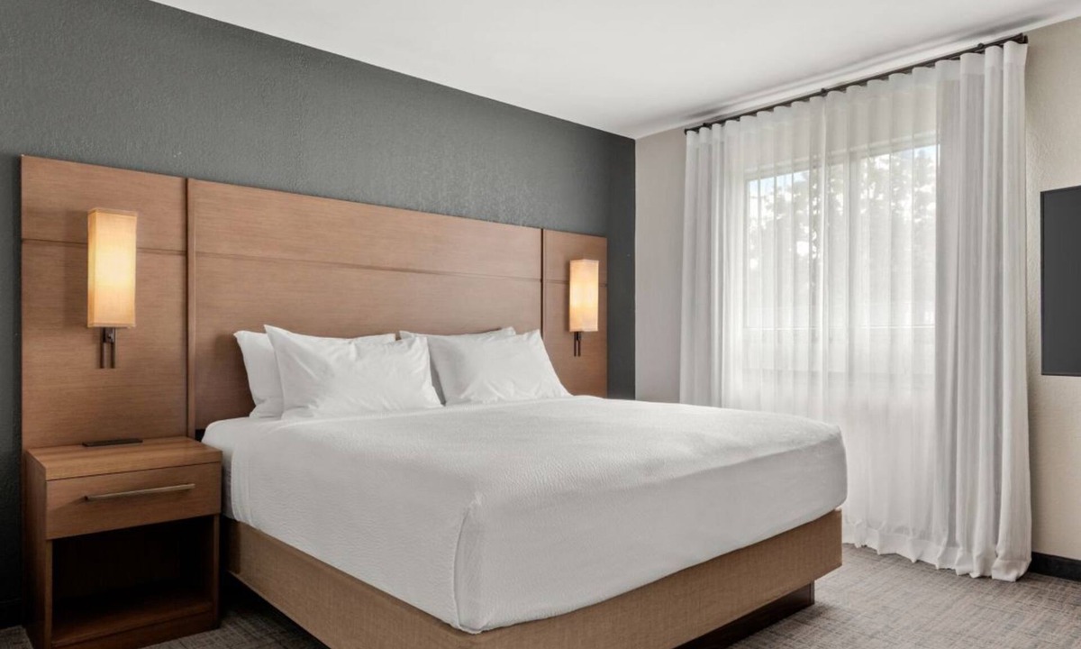 Laval Hotel | Modern Room w/Full Kitchen + King Bed + Sofa Near Centropolis