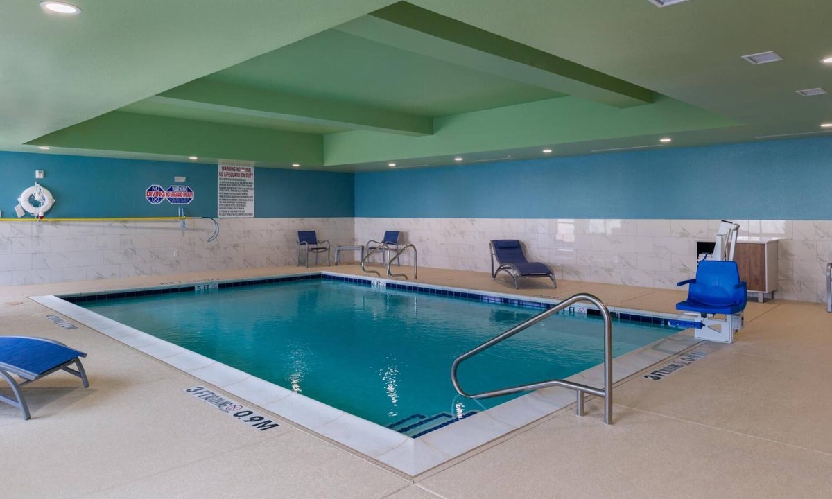 Fort Worth Hotel | Modern Room with Indoor Pool and Free Breakfast Near Popular Entertainment