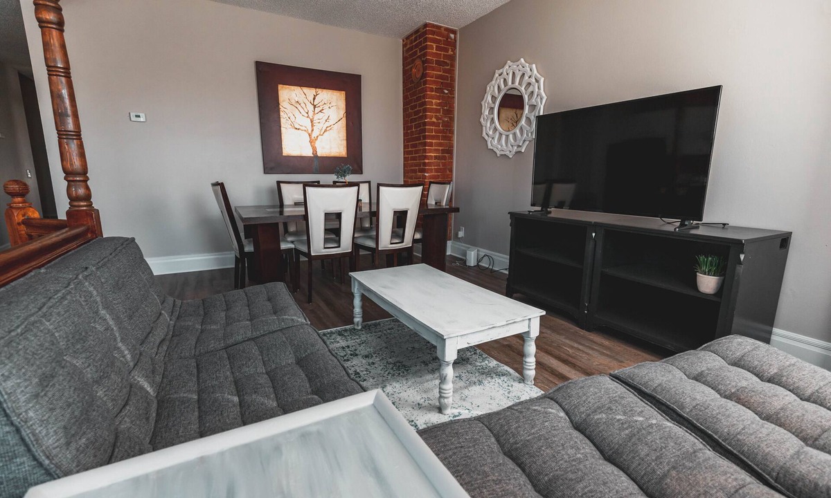 Downtown Omaha Apartment | Modern, Spacious 2 bedroom Apt - Downtown/Midtown Omaha