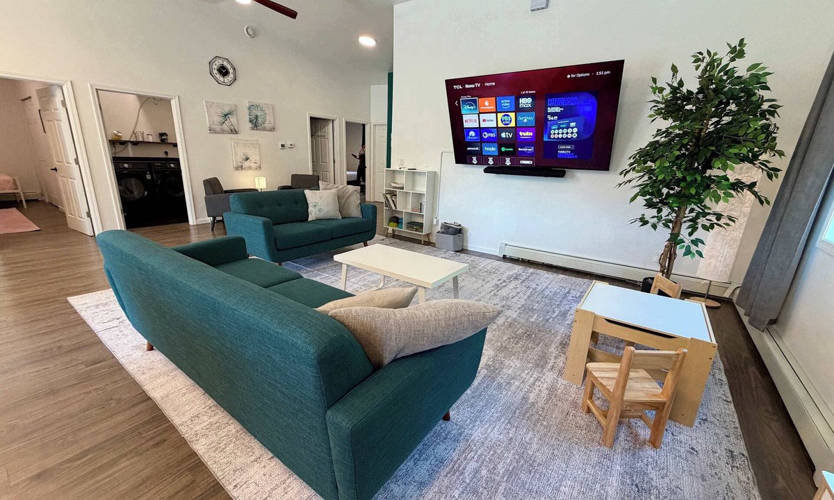 College Apartment | Modern Spacious 5bd King Bed, Deck, Near Airport