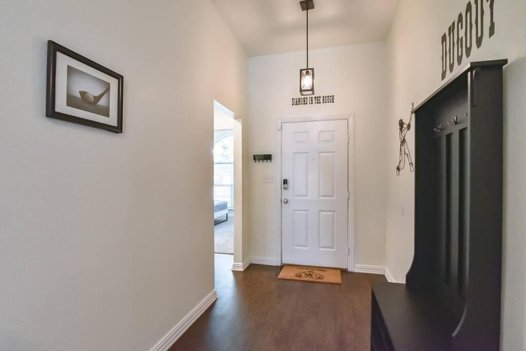 Mansfield House | Modern Sports Theme Getaway near AT&T & BLD