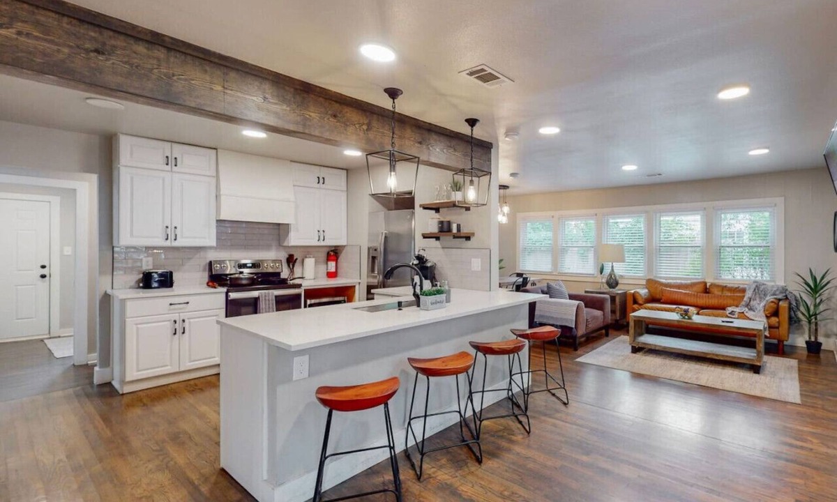 Central Arlington House | Modern Stay | 10 Min Walk From AT&T Stadium
